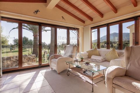 This beautiful house, situated in an eminent residential area close to the east coast of Mallorca, has two bedrooms, a bathroom, a kitchen-dining room, a living room, laundry room, garage and swimming pool. It also has a solarium terrace with unobstr...