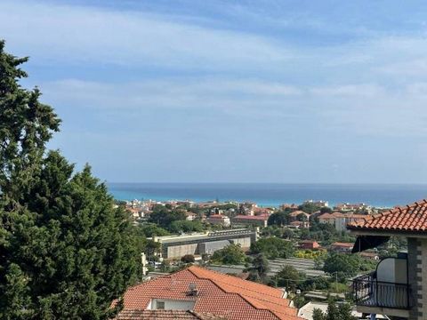 Wir bieten eine große Zweizimmerwohnung mit Garten zum Verkauf in einer Wohngegend in der Gemeinde Vallecrosia zum Verkauf an. Die Unterkunft, die sich im Erdgeschoss des Gebäudes befindet, besteht aus einer Eingangshalle, einem großen Wohnzimmer mit...