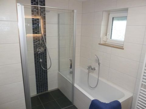 Die geräumige 60 qm große Wohnung  ist im ersten Stock eine Zweifamilienwohnhauses. Die geschmackvoll eingerichtet Wohnung besteht aus einem Schlafzimmer mit 2 Boxspringbetten, einem Badezimmer mit Badewanne, Dusche und WC. Die Küche ist mit Kühlschr...