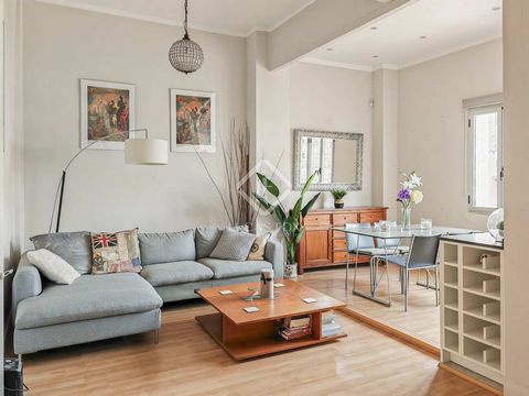 Lucas Fox presents this cozy apartment for rent in the exclusive Gran Vía area of Valencia. Upon entering the property, a hall directs us towards the southeast to a double bedroom or study which, in turn, leads to the main bedroom. Towards the northw...