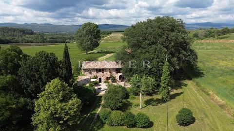 À proximité immédiate du célèbre village de Roussillon ce mas ancien a su garder son identité d’origine. Un petit chemin découvre la belle façade en pierre.Depuis la porte d’entrée principale, un petit hall distribue sur sa gauche, une cuisine aménag...