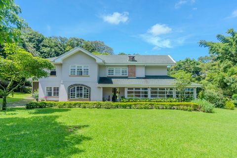  In the charming surroundings of Poás, Alajuela, lies an impressive farmhouse-style home. This property offers a unique combination of rustic charm and modern amenities. The residence, spanning two levels, sits on a 16,659 m² lot and boasts a 1,246 m...