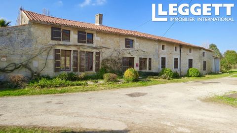 A30237MIR17 - Maison charentaise rénovée avec soin. Située dans un petit hameau avec un jardin de plus de 6560 m², des dépendances pour abriter une buanderie et des accessoires de piscine ainsi qu'un abri à vélo. Cour spacieuse sur le côté pour profi...