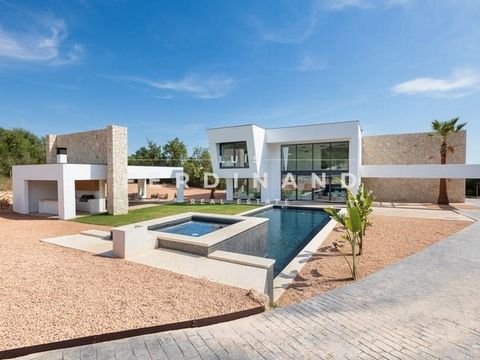 Luxe designvilla omgeven door een bergpanorama, ontdek uw nieuwe huis in het hart van Sa Coma! Deze prachtige villa, opgeleverd in 2023, biedt de perfecte combinatie van luxe en comfort in een exclusieve setting. Deze hoogwaardige woning ligt op slec...