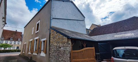 Venez découvrir cette Jolie maison ancienne en pierre et mitoyenne d'un seul côté. Elle dispose d'une surface habitable de 136 m² et se situe dans un secteur proche des commodités (école, superette,..) de la ville de Champlemy, à 30 minutes de Nevers...