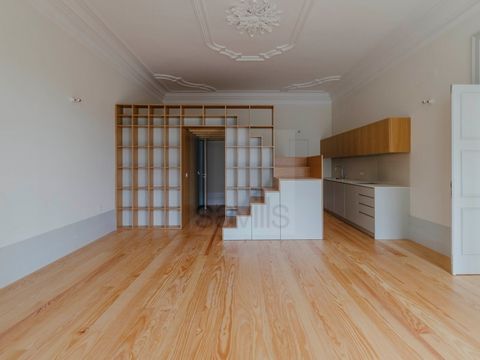 Studio flat with balcony in Cedofeita. The result of the refurbishment of a historic building belonging to an old Porto family, this studio apartment opens onto a west-facing balcony, with crafted ceilings and unusual architecture. - Open-plan living...