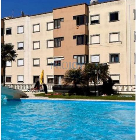 Fantastic flat with 3 bedrooms and swimming pool, in the prestigious private condominium Del Rey, located in the centre of Charneca da Caparica. The property consists of a very large and light-filled living room, an equipped kitchen, a social bathroo...