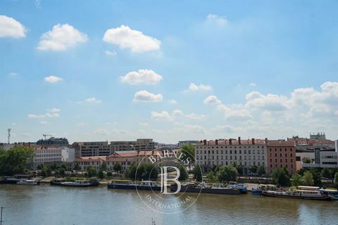 EXCLUSIVITÉ - QUAI DE SAÔNE à 200 mètre du 5° arrondissement de LYON - Cet appartement atypique, grâce à son aménagement et à ses terrasses, dispose de 173 m² sur 3 niveaux. Il se compose au 2° niveau d'une pièce de vie qui s'articule autour d'un sal...