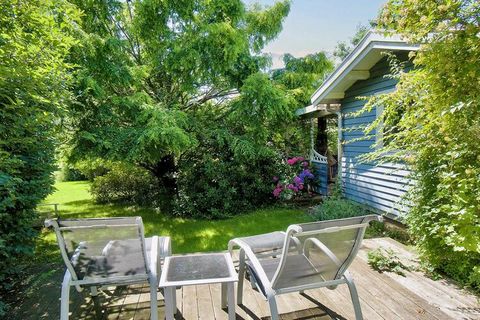 Dieses kleine, traditionelle Ferienhaus liegt auf einem schönen Naturgrundstück mit mehreren Terrassen und gemütlichen Sitzplätzen. Sie betreten direkt die Küche, die zum kleinen Wohnzimmer, in dem es eine Einzelaufbettung gibt, hin offen ist. Weiter...