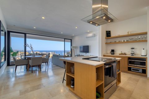 Goditi le accattivanti viste sull'oceano e sul porto turistico ogni mattina in questo moderno condominio con 2 camere da letto e 2 bagni completamente arredato. Il condominio vanta un design elegante e minimalista e una terrazza privata, perfetta per...