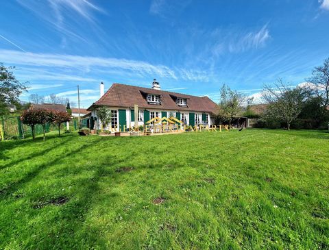 For sale, charming farmhouse of 150 m2 of living space, full of charm and character, located 12 km from Etaples and 14 km from Montreuil. The house consists of: On the ground floor: An entrance hall - A living room - A dining room - A separate furnis...