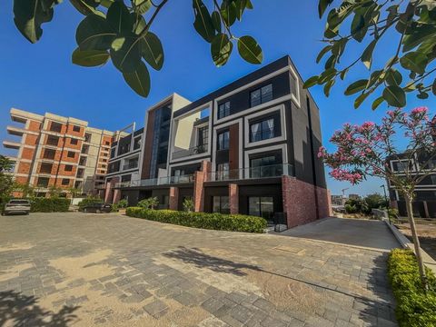 Appartement te koop in Altıntaş Antalya: ons 1+1 reverse duplex appartement bevindt zich op het terrein met een groot balkon, zijtuingebruik, aan de voorkant van het zwembad een gekwalificeerd appartement waar u uw handdoek kunt nemen en vanuit uw tu...