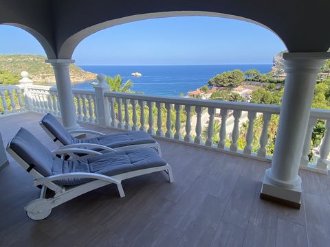 Genießen Sie Luxus am Strand in unserer exklusiven Villa zur Miete! Mit Panoramablick auf das Meer und einer Südausrichtung, die sonnige Tage garantiert, ist dieses Anwesen ein wahres Küstenparadies. Mit einem großen Garten von 1000m², einem privaten...