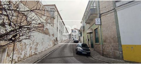 Questo negozio è una delle due frazioni di un edificio urbano situato a Santarém upload, una zona privilegiata per la sua accessibilità e il parcheggio all'ingresso. Ha funzionato in passato con attività di svago e intrattenimento. La frazione B era ...