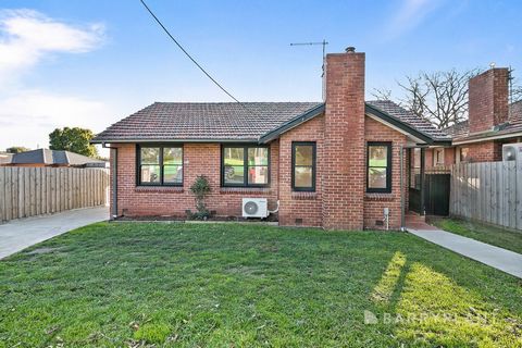 À quelques minutes à pied de la gare de Broadmeadows et du complexe commercial, cette maison en brique classique bien située a été rafraîchie et ravivée avec une rénovation complète avec de beaux planchers en bois poli, de nouveaux tapis, une toute n...