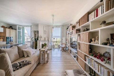 Beautiful flat with balcony offering uninterrupted views of the hills of Nice, located on the top floor of a middle-class building with high ceilings, in a very lively area, close to all amenities and the famous Libération market. This 2-bedroom apar...