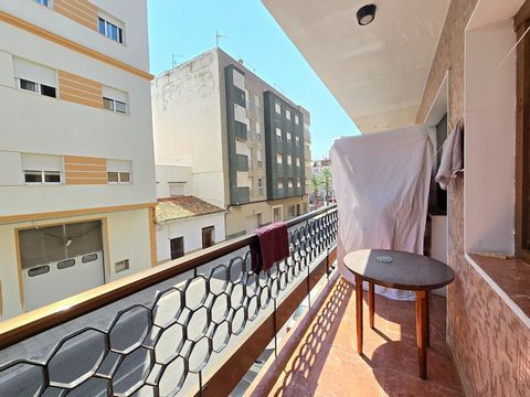 Grande opportunité de shopping à Grao de Gandía ! Nous vous présentons ce charmant appartement de revente à vendre, situé sur la Calle Llevante, dans le quartier animé de Grao de Gandía, Valence. Cette propriété offre la combinaison parfaite de confo...