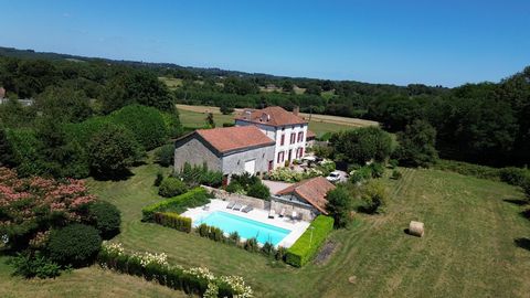 Gebouwd op meer dan 1,5 hectare grond, ligt dit prachtige pand op de samenvloeiing van het zuidelijke land van Angoumois, Dordogne en Haute-Vienne. De duidelijke oude agrarische origine wordt gekenmerkt door de aanwezigheid van enorme stenen gebouwen...