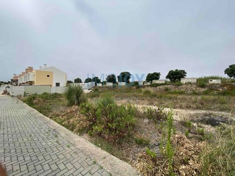 Grundstück für den Bau einer Villa mit 5 Schlafzimmern in Praia Azul, Santa Cruz in der Gemeinde Silveira, Gemeinde Torres Vedras. - Grundstück mit einer Fläche von 386,00 m2 - Implantationsfläche von 88,00 m2 - Bruttobaufläche von 251,00 m2. Es ist ...