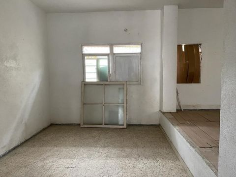 Découvrez cette opportunité unique d’acquérir un grand local commercial à vendre sur la prestigieuse Avenida Los Menceyes, à La Cuesta ! Avec une superficie totale de 192 mètres carrés et un design complètement ouvert, cet endroit offre des possibili...