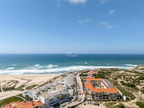 Esta é uma deslumbrante moradia de 4 quartos localizada na bela Urbanização da Praia del Rey, situada entre Peniche e a Foz do Arelho. A propriedade oferece vistas deslumbrantes sobre o oceano, criando um ambiente tranquilo e sereno que parece férias...