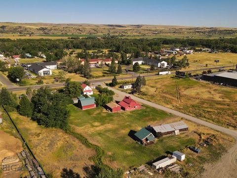 Questo è il pezzo perfetto di proprietà residenziale o commerciale situato proprio nel cuore della storica Gallatin Gateway, nel Montana. Man mano che la crescita di Bozeman si sposta a sud lungo la US Highway 191, questo lotto sarà situato in primo ...