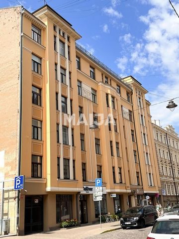 Een klassiek appartement met een comfortabele indeling. Fantastische locatie - een van de meest luxueuze straten van Riga.Het gebouw is volledig gerenoveerd, met behoud van de historische elementen. Gebouwd in 1914 (architect Jānis Gailis, voormalig ...