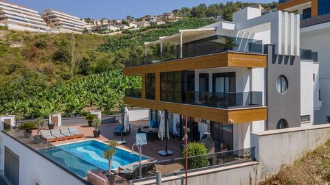 ALANYA /KARGICAK 4+2 triplex 550 m2 land share 471 m² interior area 135 m2 terrace 5 bathrooms 2 dressing rooms Villa 2 years old Distance to the sea: 3000m The interior of the villa is specially designed and luxuriously furnished. From the car park ...