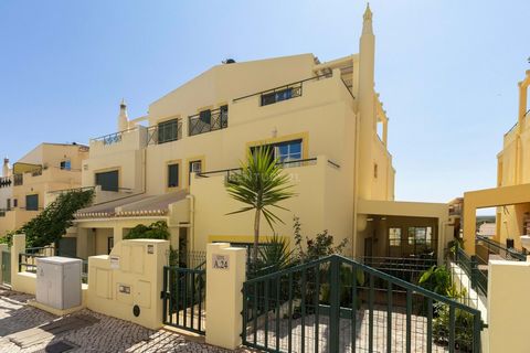 4-Bedroom House with 5 Bathrooms in Bom João, Faro | Astonishing View of Ria Formosa Four-bedroom house with five bathrooms located in Bom João, Faro, boasting an absolutely incredible view over Ria Formosa and its islands. This five-room property is...