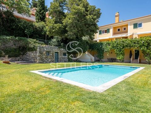 2+1 bedroom villa, inserted in a condominium in prime area in the centre of Estoril. Built in 2005, the property develops on three floors, offering ample space to enjoy. On the ground floor, each villa has a private access, highlighting the garage (4...