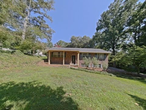 Une maison de 3 chambres et 3 salles de bain avec une piscine creusée nichée dans la campagne animée de Maryville, TN. Une variété de caractéristiques et d’améliorations, il offre un mélange parfait de vie confortable, d’équipements extérieurs et de ...