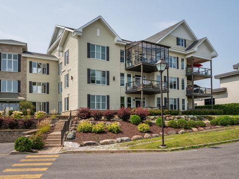 Magnifique condo de + de 1300 pi.ca. situé au 3e étage avec vue sur le lac Champlain .Possède 1 stationnement extérieur , ainsi qu'une espace de stationnement a l'intérieur chauffé . A l'arrière on y retrouve , le terrain de golf et une piscine creus...