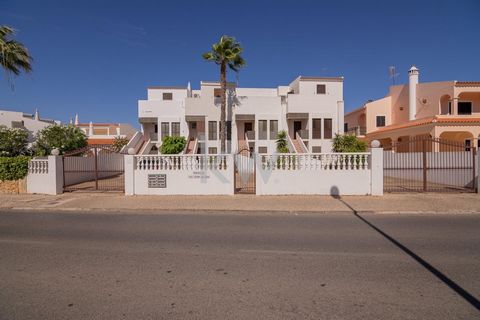 Localizado em Quarteira, a poucos minutos a pé da Praia, este apartamento situa-se num pequeno condomínio fechado, composto por dois blocos, de apenas oito frações cada, com rés do chão e primeiro andar . O apartamento situa-se no rés do chão, está c...