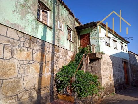 Geïsoleerd oud huis Het huis en het land liggen op ongeveer twee kilometer van São Pedro do Sul, naast de rivier de Sul, zeer dicht bij het fietspad dat de stad verbindt met de Termas de São Pedro do Sul, Vouzela, Oliveira de Frades, Sever de Vouga, ...