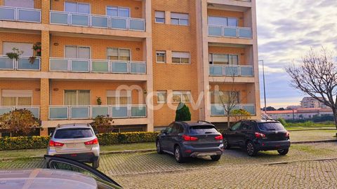 Fantastyczny apartament z 2 sypialniami w Águas Santas - Maia. Położony w budynku w ponadczasowym stylu i w nienagannym stanie, w spokojnej okolicy, ale ze wszystkimi usługami w pobliżu, ten apartament jest jak nowy, a jakość wykończenia rywalizuje z...