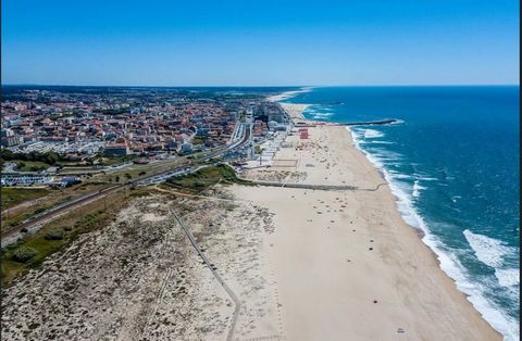 Apartamento T3 em Espinho Se procura um apartamento T3 para habitação própria, para investir ou para férias na belíssima cidade de Espinho este apartamento é ideal para si! Inserido numa zona residencial, com excelentes acessos ao centro da cidade e ...