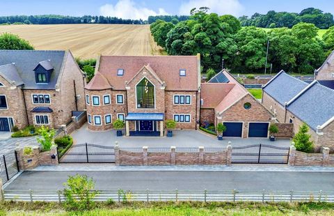 Ohne Zweifel eine der beneidenswertesten Immobilien, die in den letzten Jahren auf den freien Markt gekommen sind. Abbots Croft bietet umfangreiche Wohnräume, die durchgehend nach einem akribischen Standard fertiggestellt sind, hochwertige Materialie...