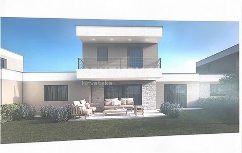 This house with a pool, in the middle of a row, of modern design, is currently under construction. It consists of an entrance hall, pantry, kitchen, dining room, living room and bathroom on the ground floor, while on the first floor there is another ...