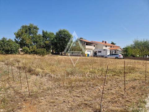 Die ALPHA LUXE GROUP verkauft ein Baugrundstück mit einem Projekt für ein 5-Sterne-Haus in der Nähe von Poreč. Das Grundstück hat eine Fläche von 849 m2 und liegt 7 km vom Meer und dem Zentrum von Poreč entfernt, in einer ruhigen Straße in einer Stad...