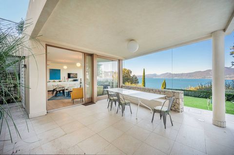 Nelle prime colline di Torri del Benaco, sorge questa villa bellissima, un autentico capolavoro architettonico che cattura l’attenzione fin dal primo sguardo.