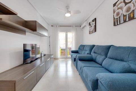 Wyjątkowa okazja w samym sercu Torrevieja! Ten przestronny apartament o powierzchni 64 m² oferuje idealne połączenie komfortu i lokalizacji. Położony zaledwie kilka kroków od wszystkich udogodnień i plaży, będziesz cieszyć się tętniącym życiem i zrel...