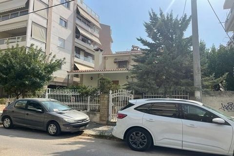 Beschikbaar via elektronische veiling In de omgeving van Glyfada staat een indrukwekkende residentie van twee verdiepingen met veel ruimtes en voorzieningen. In totaal bedraagt de oppervlakte 224,56 vierkante meter. Op de begane grond vindt u indrukw...