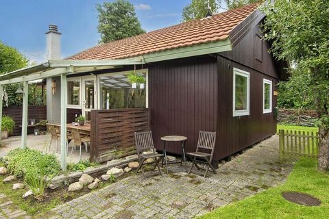 Ungestört gelegenes Ferienhaus, leicht abgelegen in einem kinderfreundlichen Ferienhausgebiet bei Hvidbjerg. Vom Wohnzimmer aus gelangt man auf die Terrasse und in den guten Wintergarten. Gut eingerichtet. Nicht weit von den Städten Vejle und Frederi...