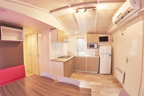 Bienvenue dans votre magnifique mobil-home au cœur de Malgrat de Mar ! Ce charmant mobil-home de plain-pied allie confort et commodité, ce qui en fait le refuge idéal pour les familles ou les petits groupes. En entrant, vous êtes accueilli par un sal...