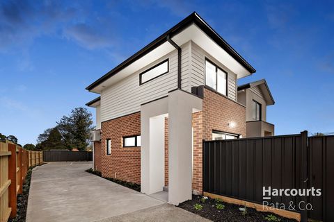 Apresentando 2/101 Mount View Road, Lalor, uma casa geminada de 2 quartos e 2 banheiros incrivelmente renovada que exala estilo e sofisticação. Esta casa em estilo Hampton foi cuidadosamente projetada com uma planta ampla que combina perfeitamente fo...