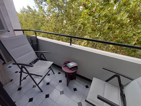 Appartement bien présenté situé dans le centreville dOliva le long du paseo Parfait pour une maison de vacances ou pour vivre toute lannée la propriété est à vendre meublée Apportez simplement votre valise Comprenant 2 chambres doubles toutes deux av...