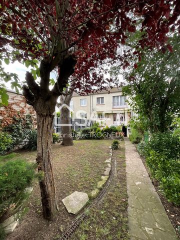 CHRISTELLE TROGNEUX Safti immobilier offers you in the municipality of Longueau a terraced house. It consists on the ground floor: an entrance and a complete basement on the 1st floor, landing, kitchen (furnished & equipped), living room & living roo...