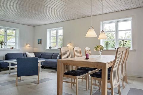 Ampio e affascinante cottage su 2 livelli e di alto livello situato nell'idilliaco villaggio di pescatori Snogebæk. La casa è arredata in modo elegante e confortevole e dotata di numerosi comfort moderni, che formano un ambiente perfetto per una sple...