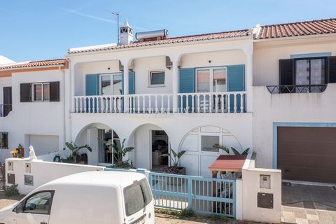 Das Haus liegt in einem Wohngebiet und in der Nähe aller Annehmlichkeiten in Bensafrim, nur 10 Minuten von Lagos entfernt. Dieses komplett renovierte Haus besteht aus 4 großen Schlafzimmern (alle mit Einbauschränken), 3 Badezimmern (eines ensuite), e...