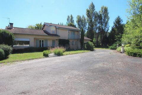 Pleasant villa of the 80s on a wooded and closed plot of 2500m2 a few minutes from the city center. This comfortable house of more than 180 m2 includes on the ground floor, a large bright living room, a dining kitchen, a master suite and a very large...